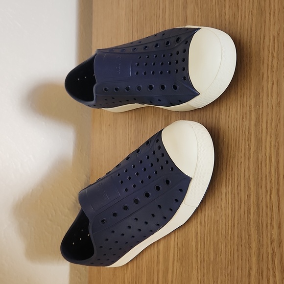 Native Jefferson Shoes Size J3 Navy Blue & White - Picture 1 of 5